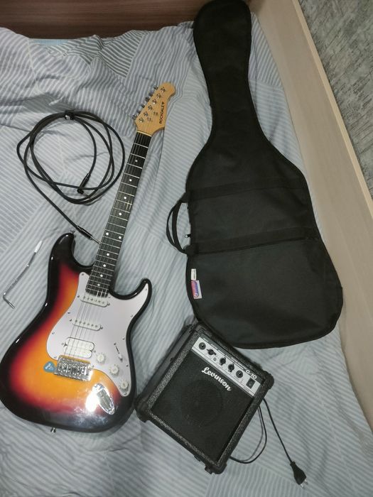 Продается электро гитара с комбикорм