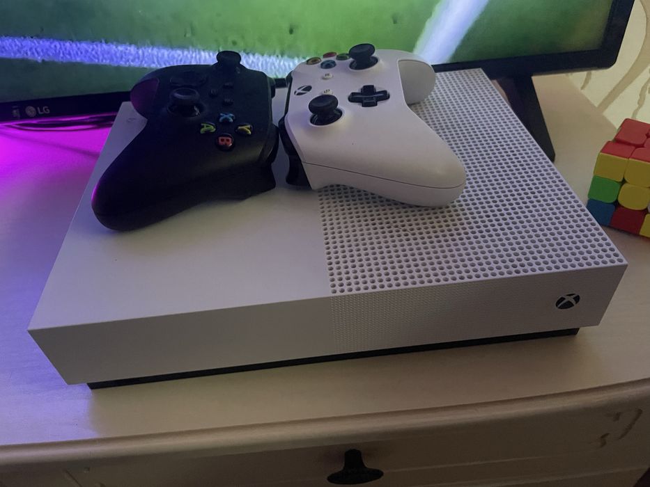 Продаю Xbox One S 1тб
