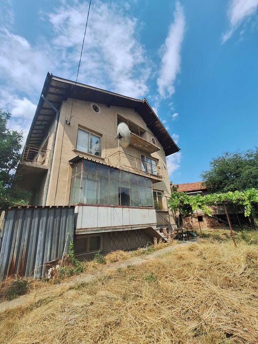 Продавам двуетажна къща