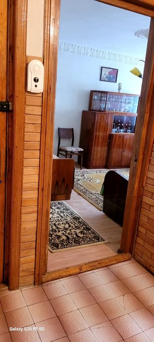 Inchirez apartament cu doua camere decomandat etaj 2 micro 21