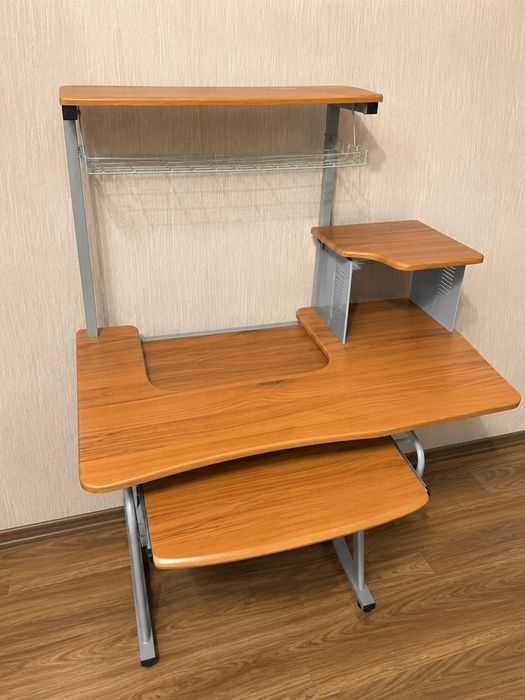 Продам стол компьютерный