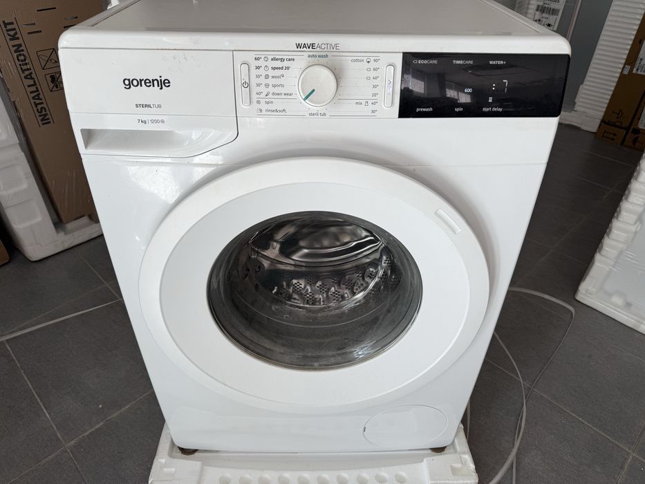 Работеща пералня Gorenje , на която липсват лопатките в барабана