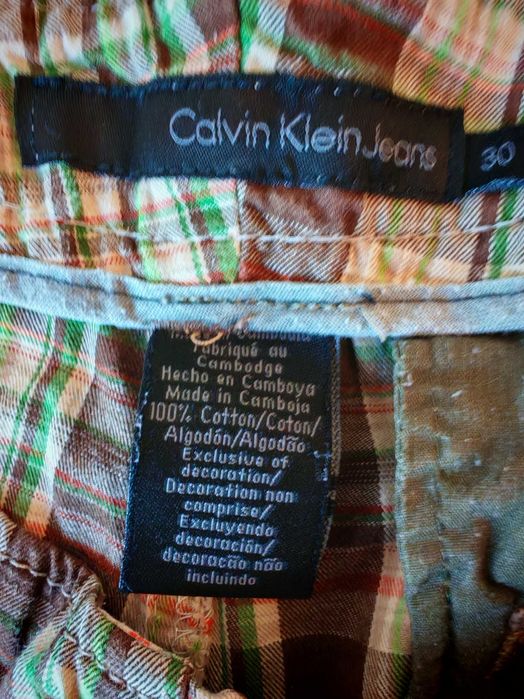 Vând pantaloni scurți Calvin klein