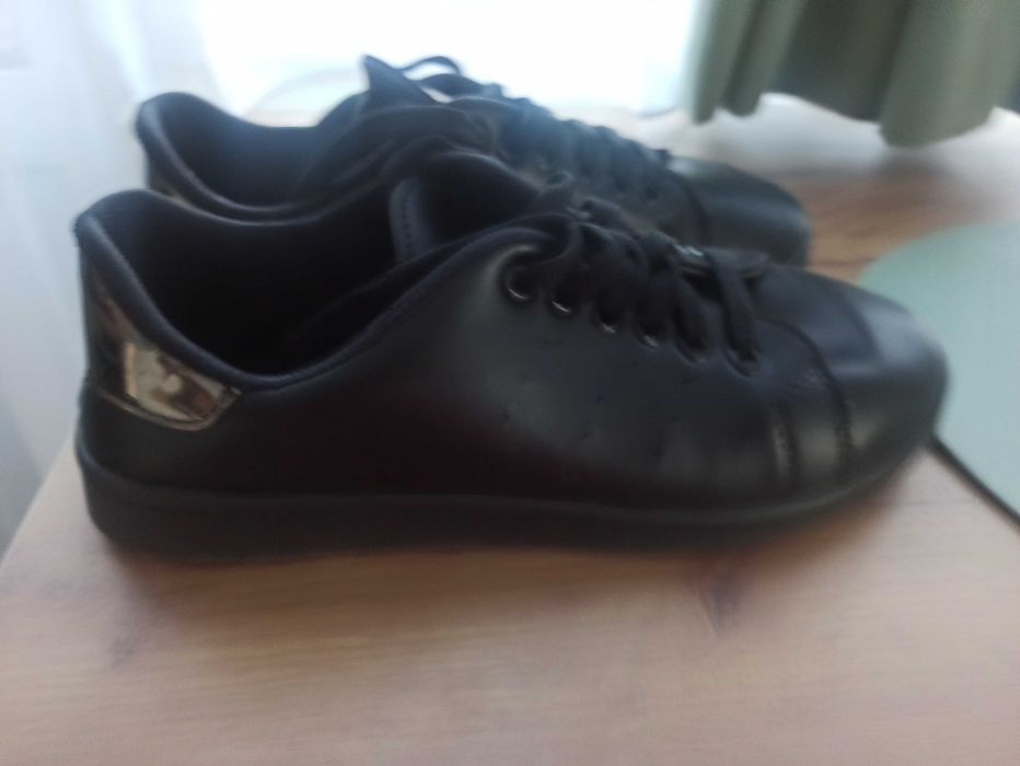 Нови черни маратонки