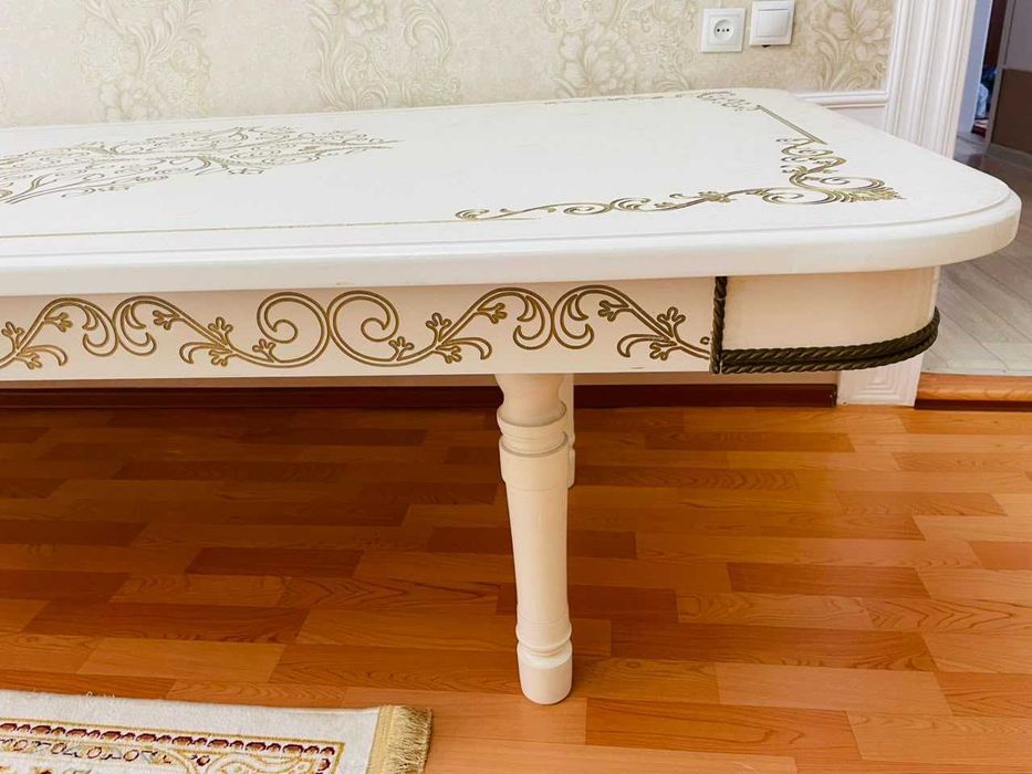 Продам стол гостиный