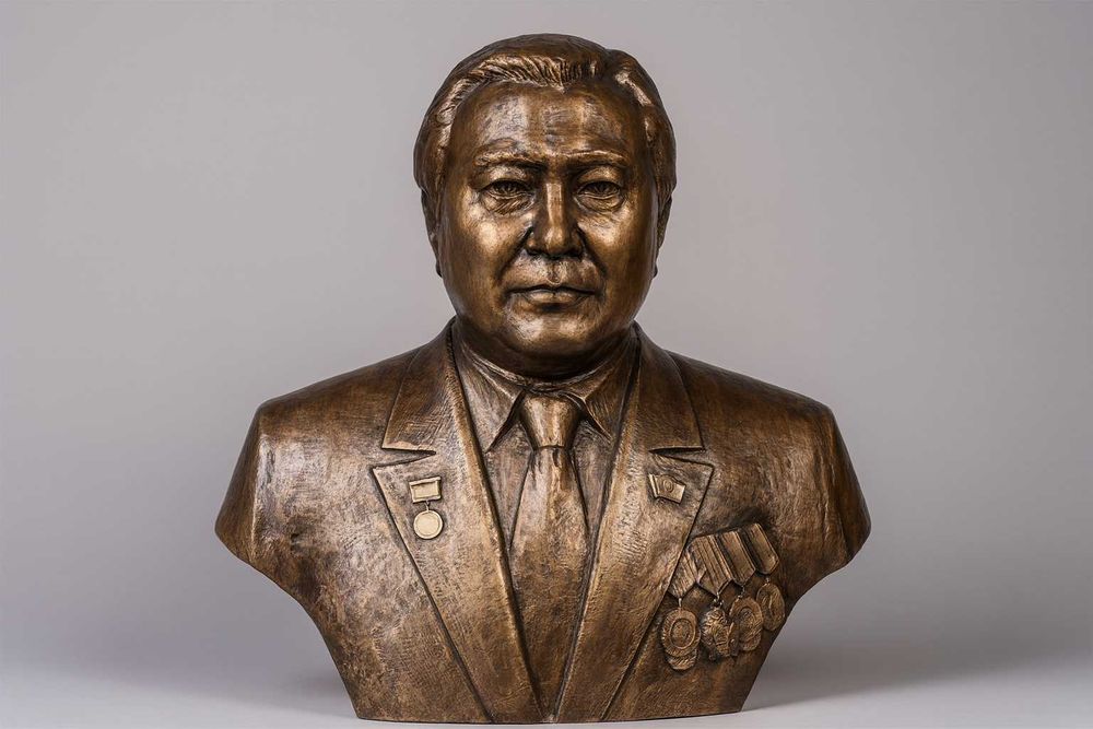 Бюсты, барельефы, скульптуры, памятники из бронзы, мрамора, гранита