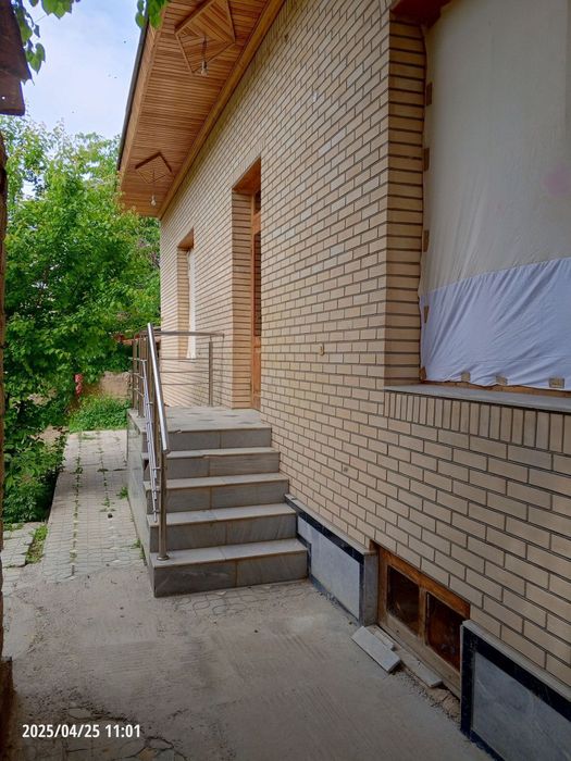 Srochni hovli sotiladi 6 sotix