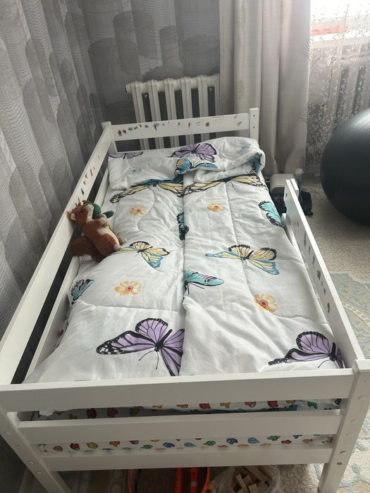 Продаю детскую кровать с матрасом