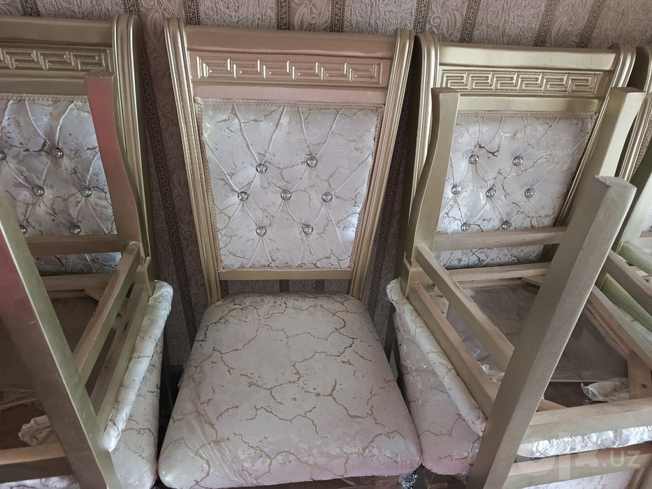 stol stul 12tali yongoq dan yasalgan yengidey uyda turibdi