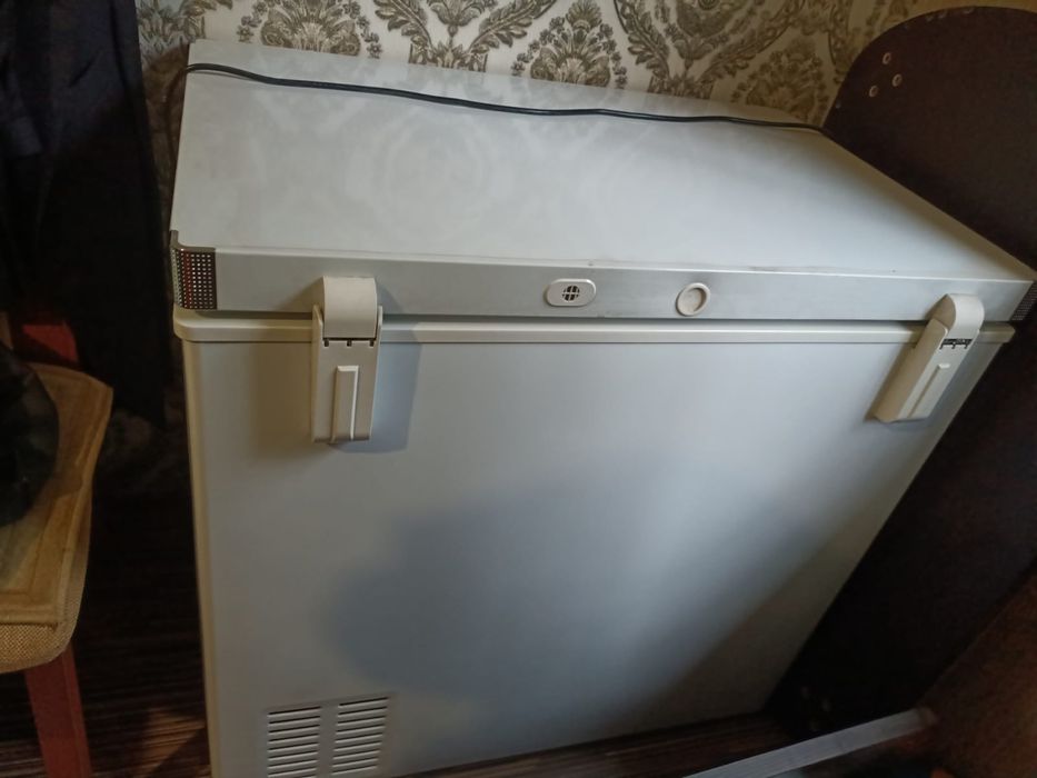 Морозильник метровый хорошего качества