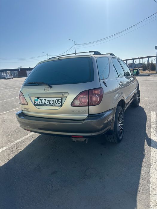 Продам машину Lexus RX 300