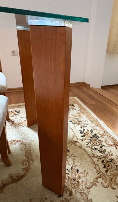 Дървена маса с плот от закалено стъкло за трапезария