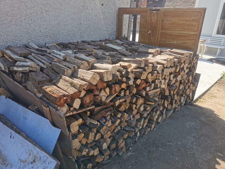 Продавам сухи дърва за огрев