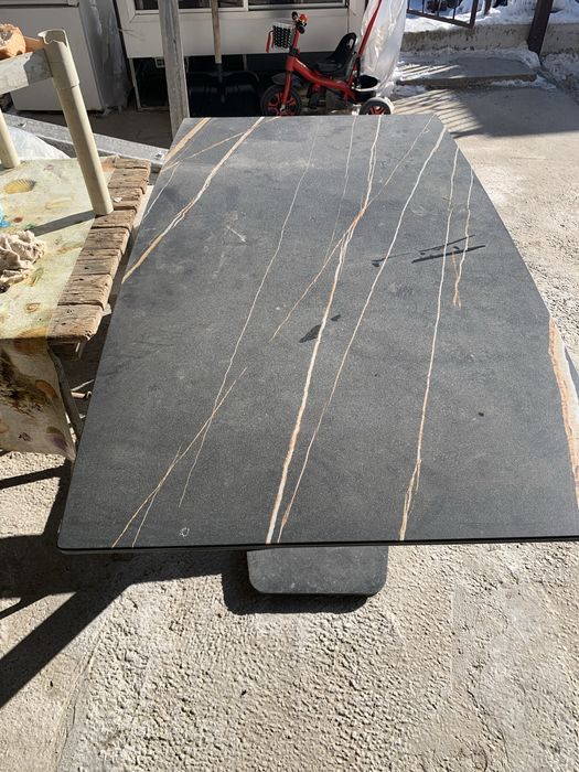 Стол обеденный в современном интерере