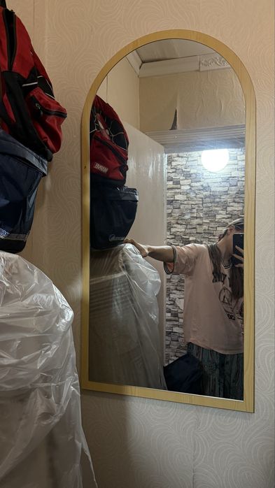 Зеркало и вешалка