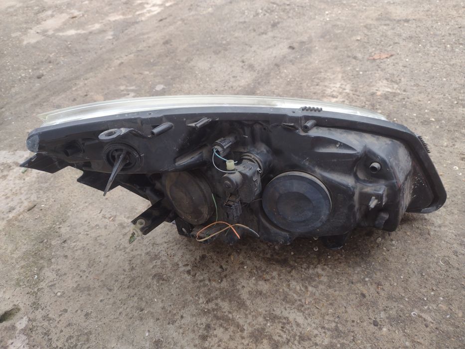 Продавам ляв фар за renault scenic 2 2004 09
