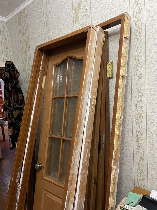 Деревянные двери с косяками