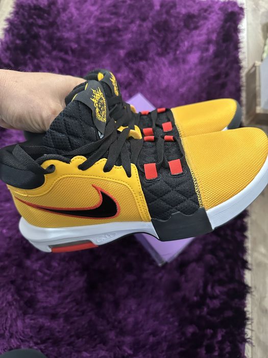 NIKE Lebron WitnessVlll  NR 42,5 NOI Originali