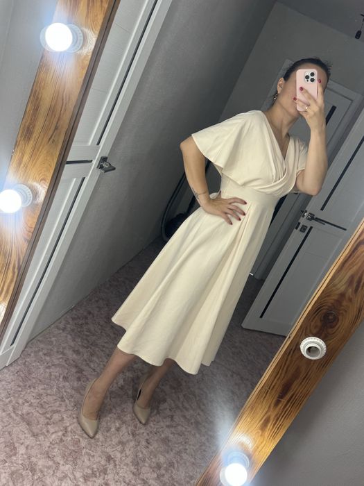 Продам платье цвет айвори.