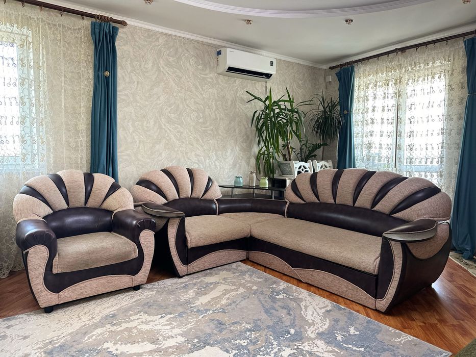 Продам угловой диван с креслом