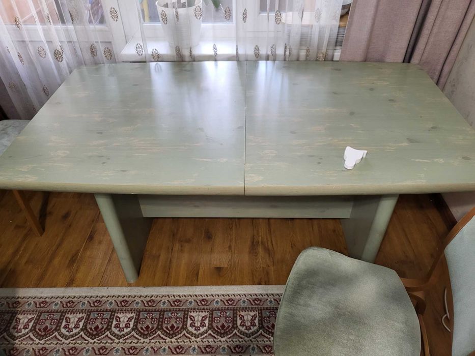 Стол со стульями
