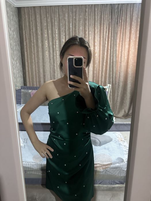 Зелёное платье с камушками