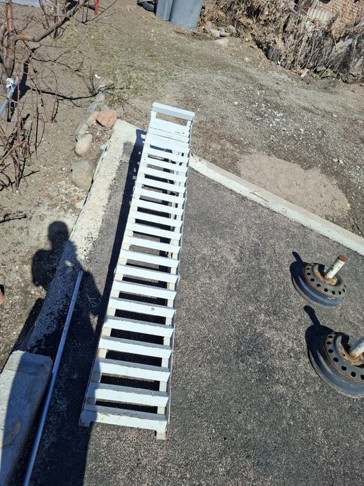 Эстокада и два поддомкратника