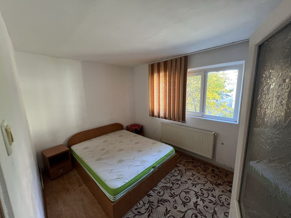 Apartament etajul 1, 3 camere, 2 bai. Zona linistita