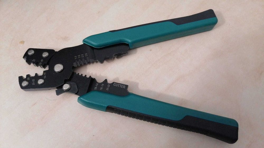 Clește multifuncțional 4-în-1