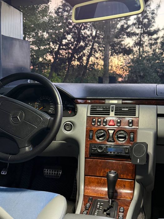 Mercedes Benz W210 orginal tabiiy Moshina Sotiladi