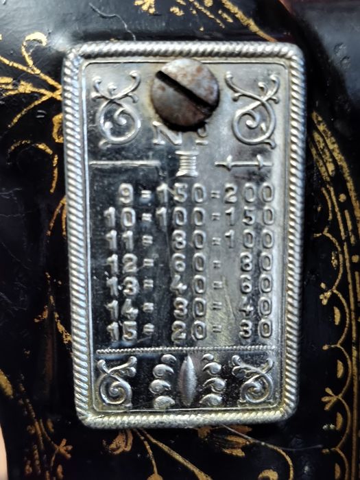 Vând mașina de cusut de colecție !!