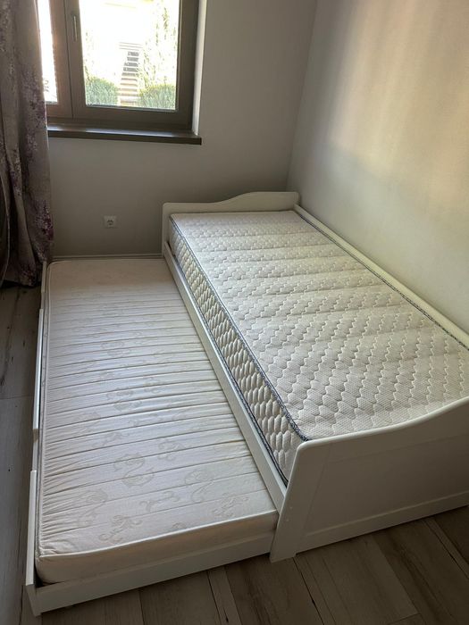Vând pat de o persoana, cu 2 saltele incluse,, dimensiune  210*90cm . Patul este din lemn și este în stare buna de utilizare.