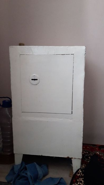 Qumli seyf sotiladi