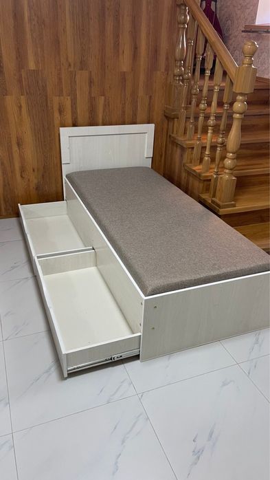 кровать с выдвижными ящиками