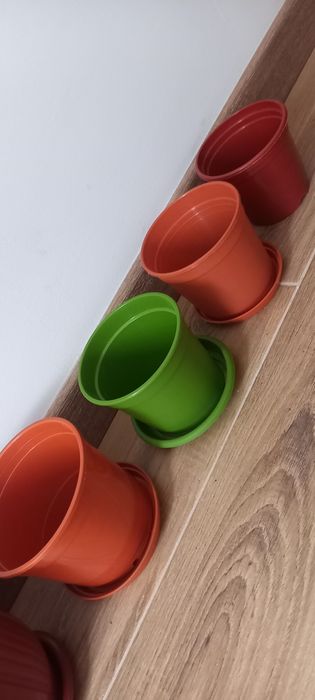 Продам горшки для цветов пластиковые.
