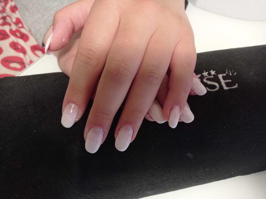 Persoana Fizica Autorizata, Manichiură.