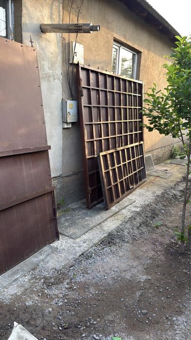 Коричневая ворота