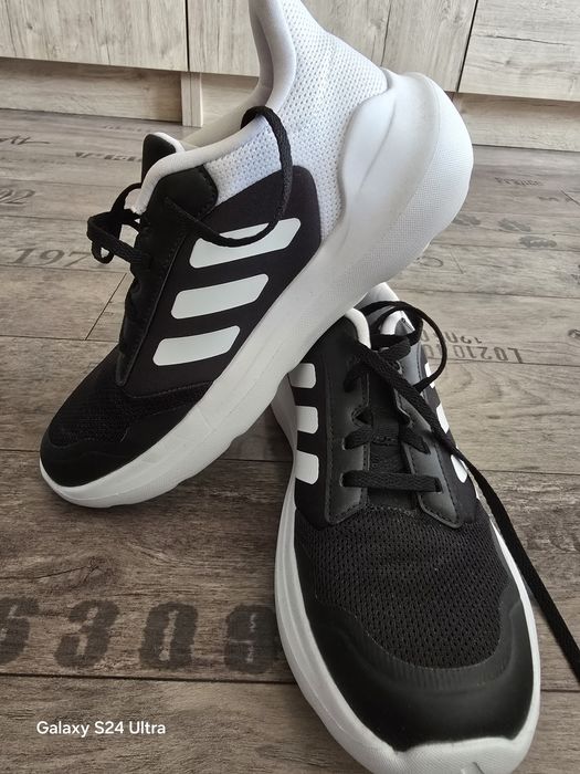 маратонки adidas