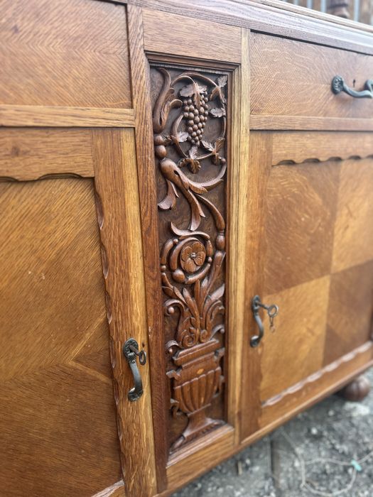 Бюфет витрина от дърво с дърворезба