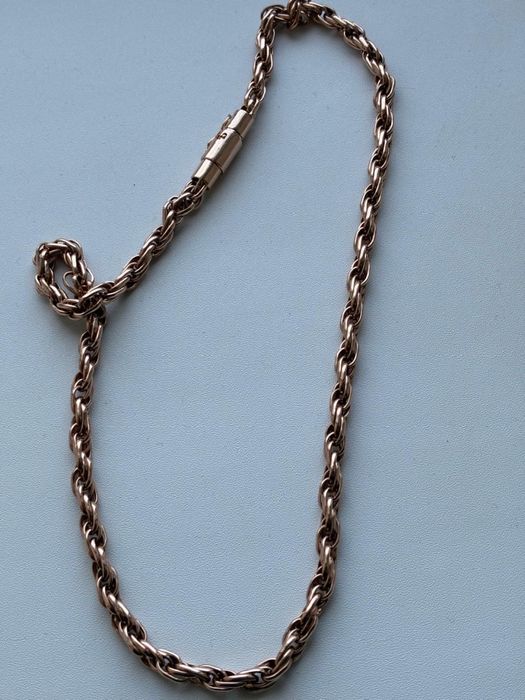 Золотая цепь очень красиво смотриться