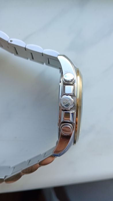 Ceas Sergio Tacchini, negru-auriu, seamănă cu Lorus by Seiko, mecanism japonez, masiv, metalic, greutate 150 grame