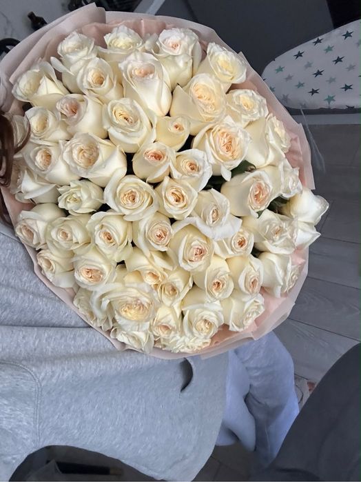 белые розы, вчера полученные