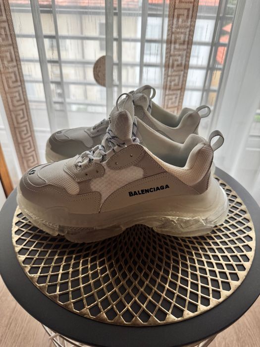 Vând adidași Balenciaga, mărimea 43, noi, nepurtati, fără cutie.  * Mărime: 43 * Stare: noi * Cutie: nu * Model: Balenciaga * Preț: negociabi