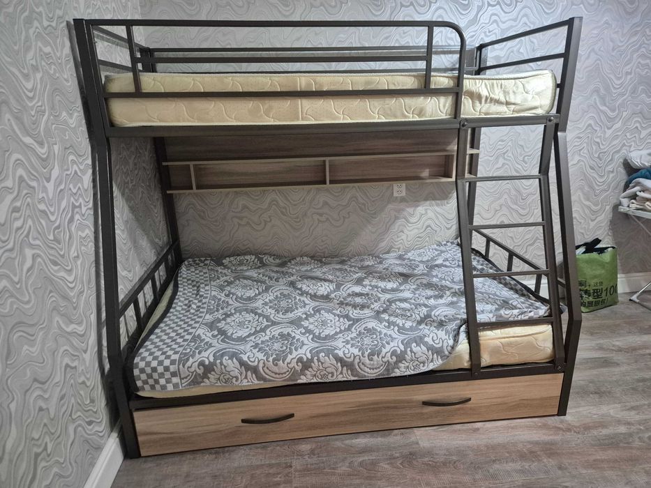 Продам кровать двухярусную бу