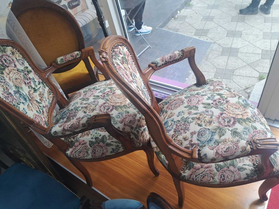 Antichitati-piese de mobilier, lampadare, veioze, oglinzi, diverse.