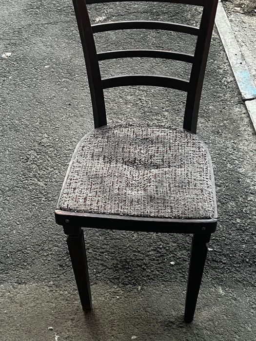 Деревянные стулья