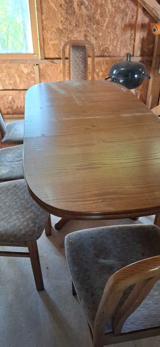 Masa  cu  sapte scaune