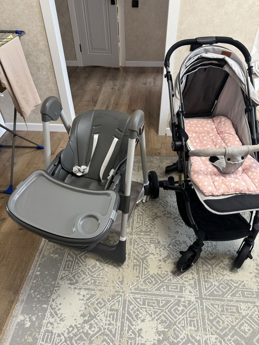 Детская коляска и стол для кормления