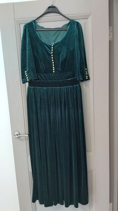 Длинное платье в изумрудном цвете
