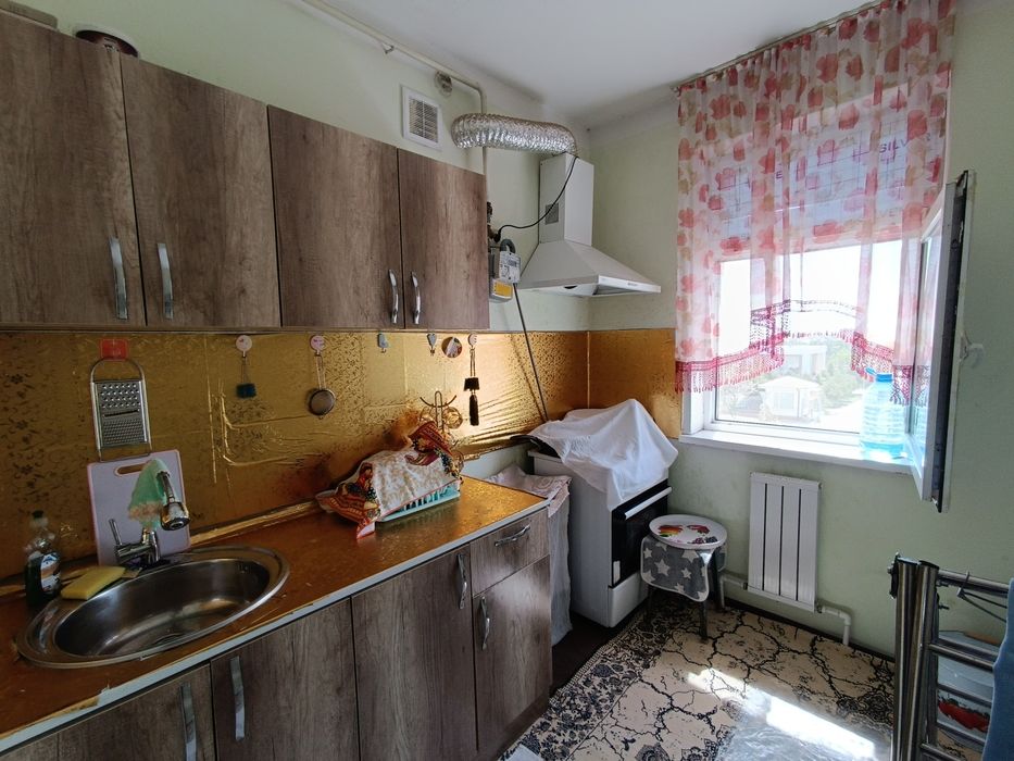 2/3/3 сотилади 42м²